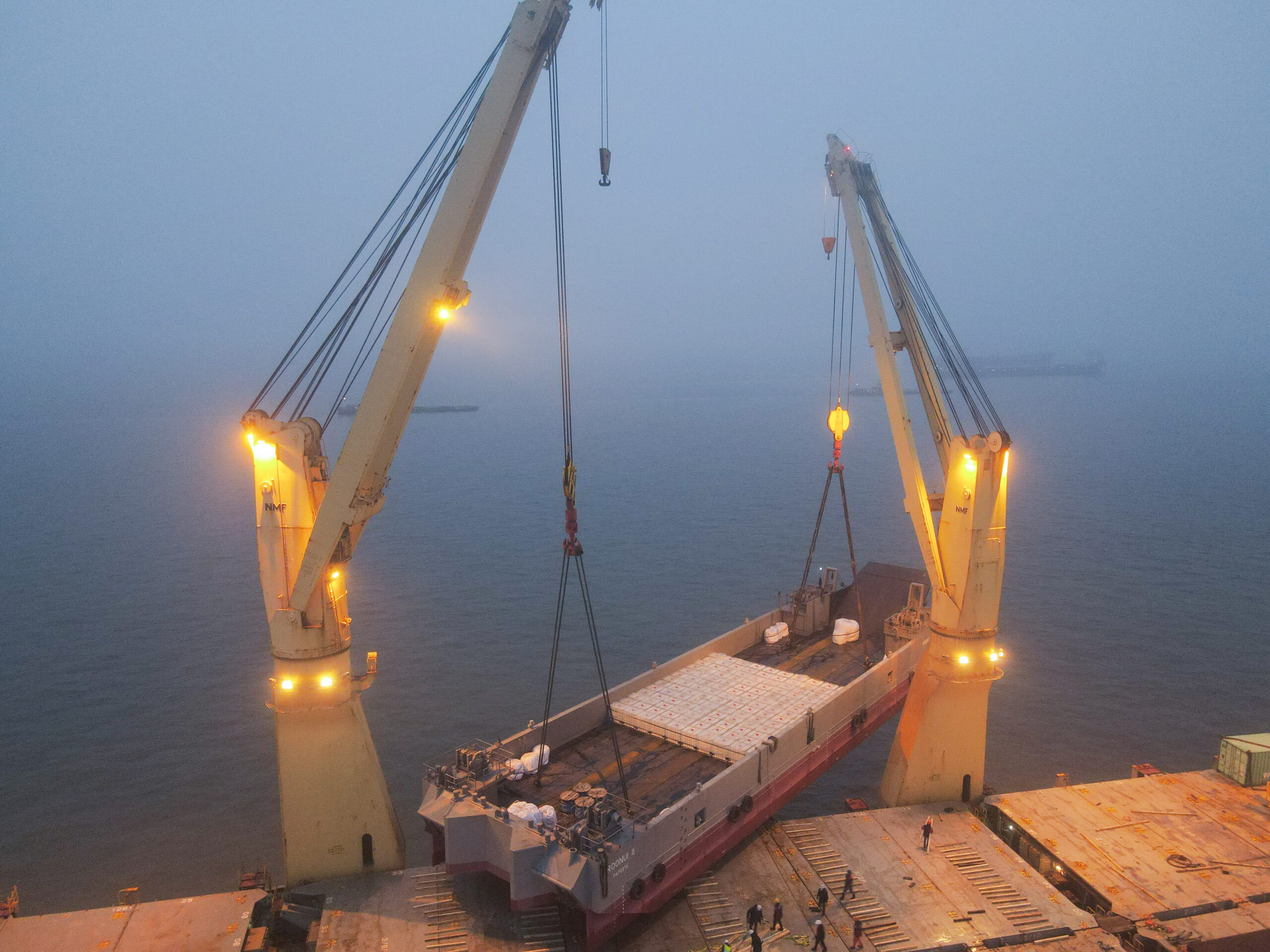 project-4 Heavy lift vessel; 390MT Barge from Shangaï to Tahiti
